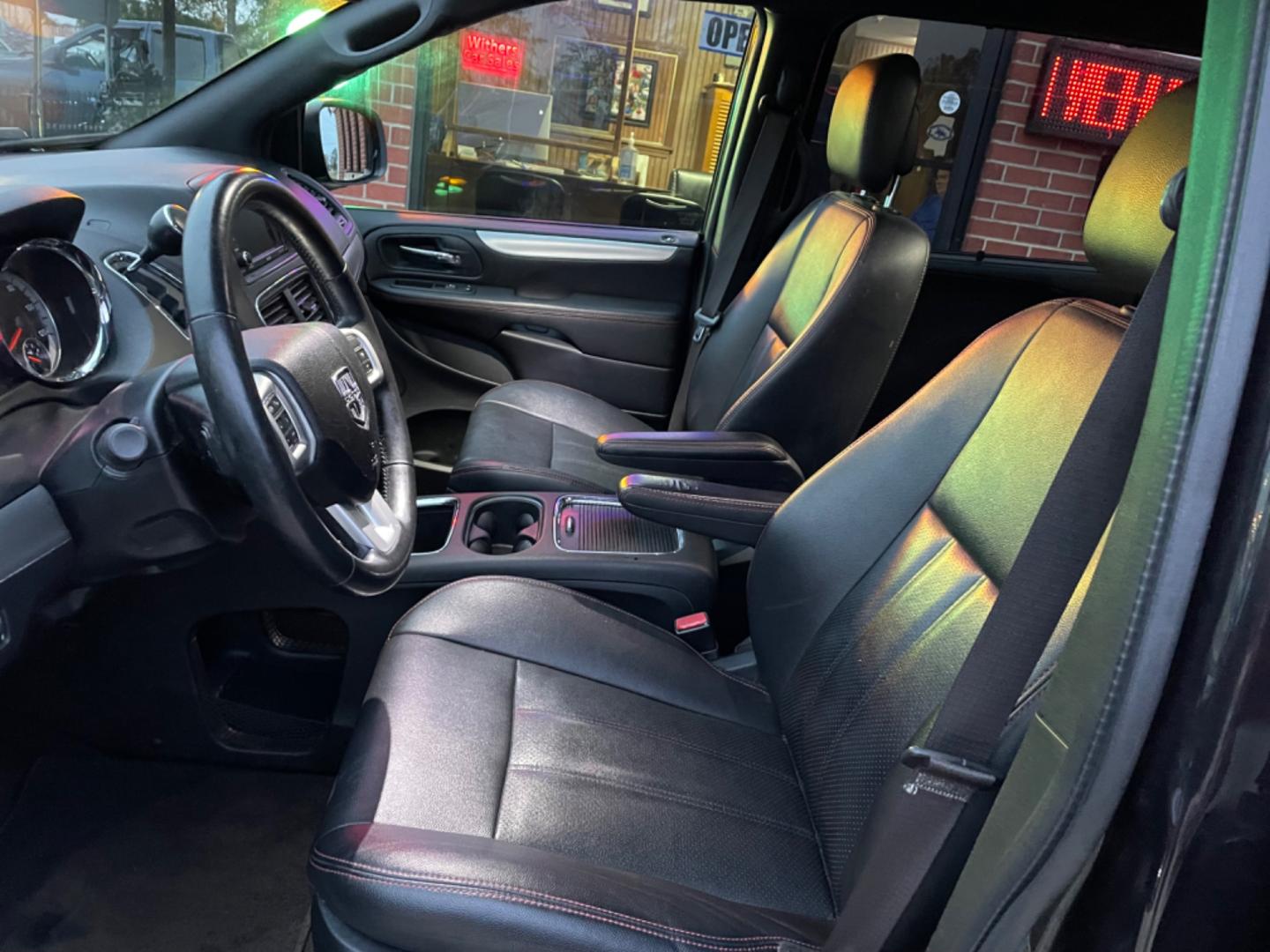 2019 Black /Black Dodge Grand Caravan GT (2C4RDGEG0KR) with an 3.6L V6 DOHC 24V engine, 6A transmission, located at 204 Hwy. 16 East, Carthage, MS, 39051, (601) 267-7277, 0.000000, 0.000000 - Photo#4